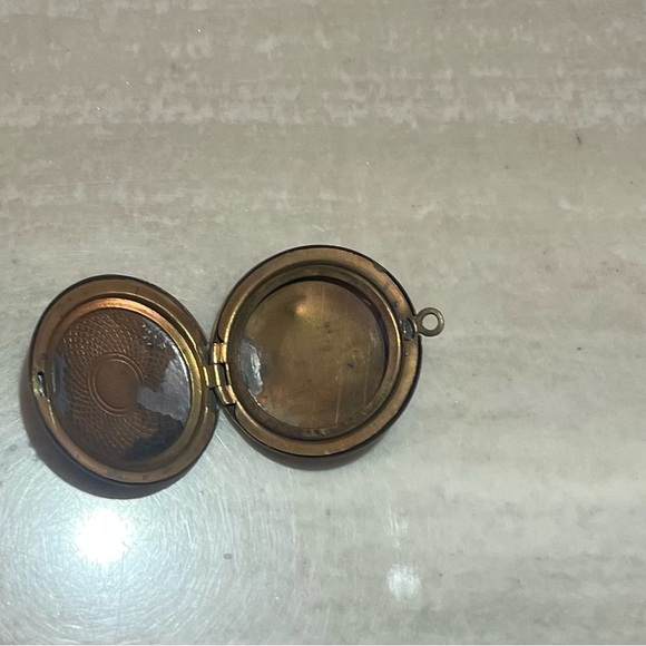 Service Flag Locket  WW1 WW2 - Picture 3 of 3